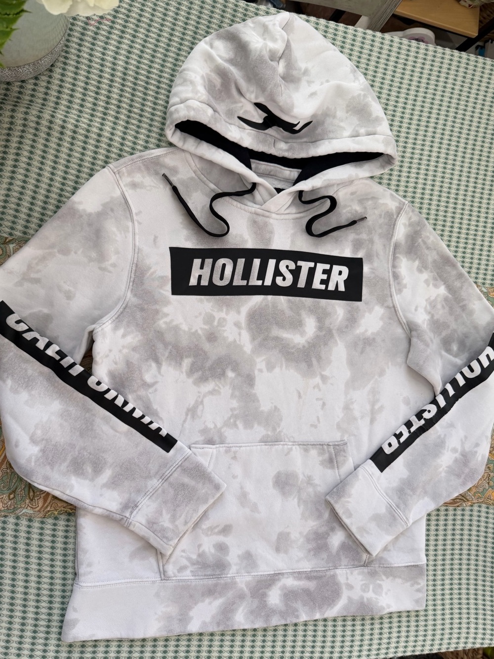 Hollister Men's White & Gray Tie-Dye Crewneck Hoodie
